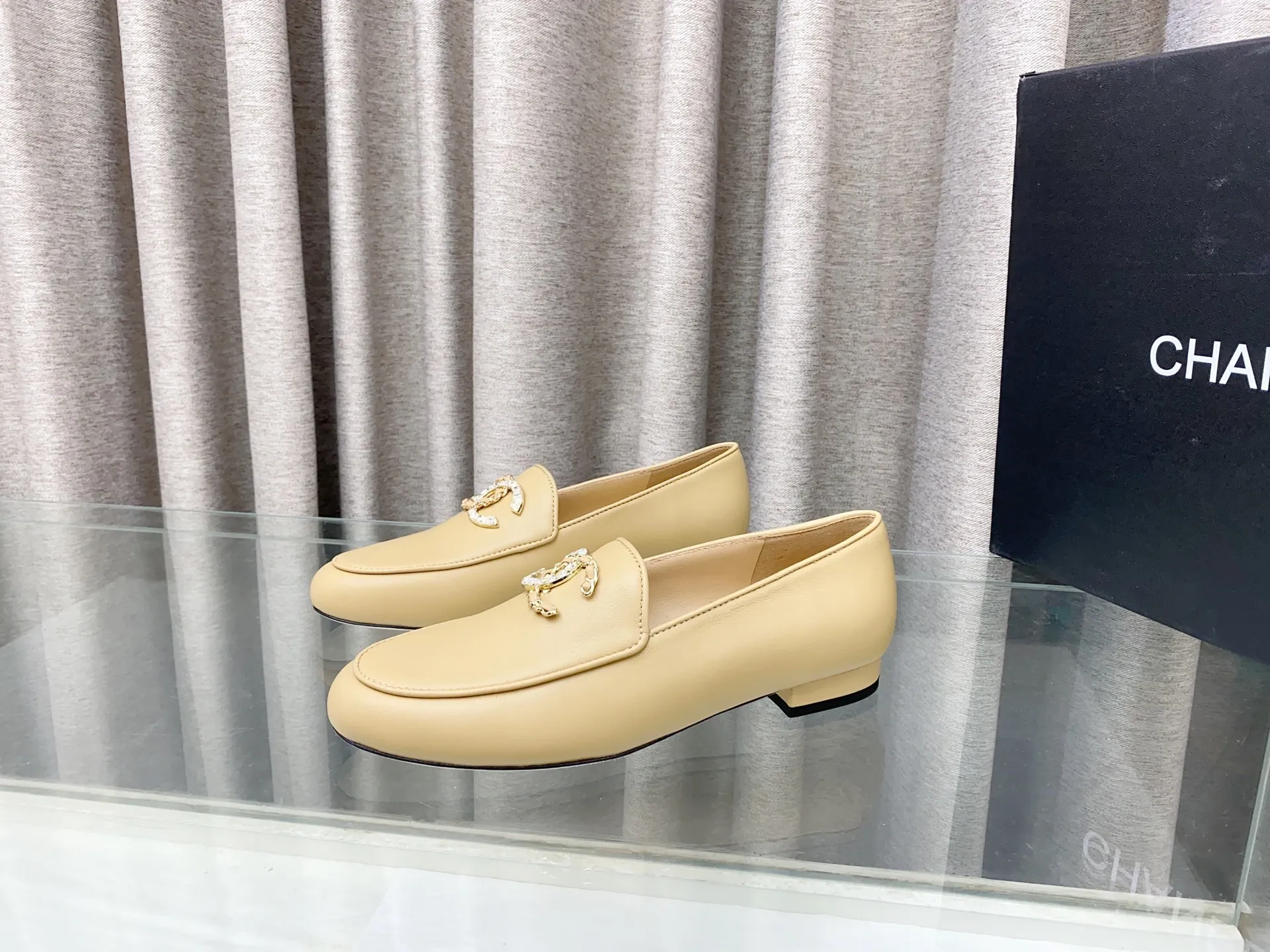 👟👟Ex-factory price 620👟👟 25Fw new spring and summer Chanel small perfume diamond double C half slippers/Loaf single shoes. Versatile style that you don’t get tired of. Super classic style. Casual with exquisiteness and stable temperament. This spring and summer is a beautiful bonus treasure! Upper: Lambskin Lining: Lambskin lining High heels: Flat soles: Italian genuine leather outsole Size: 35-39 (40 and 41 customizations are not returnable)